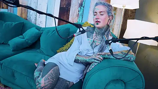 F hakkında konuşuyorum - korku - asmr podcast sfw konuşuyor gotik sıska kız dreadlocks dövmeli model dövmeli kız