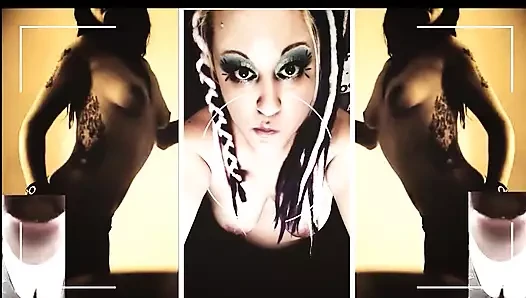 Azgın üvey kız kardeş sana sakso yapmayı öğretiyor ve sonra sevimli erkek arkadaşını emmeni istiyor