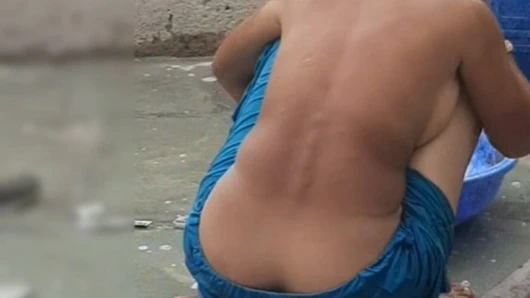 Stepaunt'un kız üvey kız kardeşi köyde açıkta banyo yaparken görülüyor bölüm 3