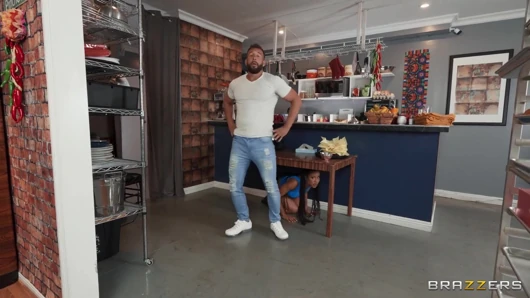 Brazzers - kira noir en sevdiği müşterisinin menüden sipariş edilmesine izin veriyor