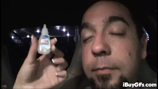 Büyük memeli Riley Evans arabada sakso çekiyor