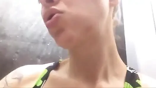 Arabamın koltuğuna ve üstüne işiyorum