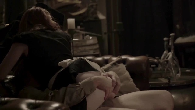 Kovboy kız pozisyonunda tutkulu seks