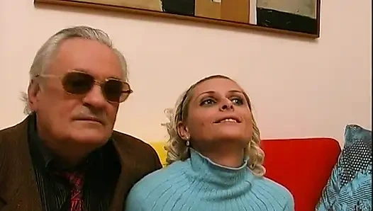 Yaşlı adam sürtüğü iki büyük yarağa veriyor