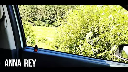Anna rey herkesin içinde arabasında mastürbasyon yapıyor ve fışkırtıyor