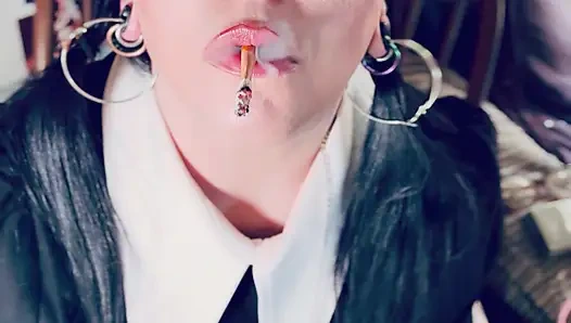 Wednesday addams, tina snua, chain saten eldivenle 2 sigara içiyor - sigara içen kadın sürükleniyor omi ome ucunu kuyruğuna sokuyor