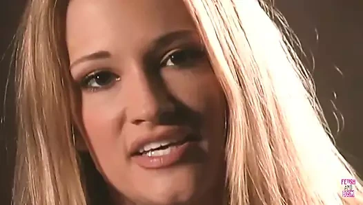 Azgın tatlı kız kalın bir yarağı tatmin eden ve kalın bir yüze boşalma alan sarışın ateşli kızı filme alıyor