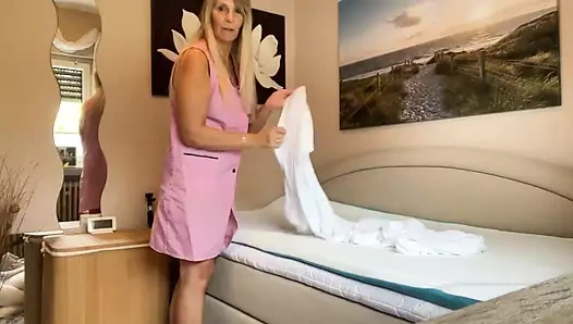 Ev kadınları raporu- ev arkadaşı için misafir odasını temizliyor