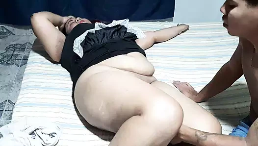 Bu lezzetli olgun kadının amına mastürbasyon yapıyorum