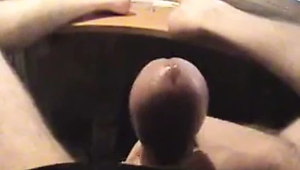 porno izlerken ve cumming üzerinde benim siyah t-shirt