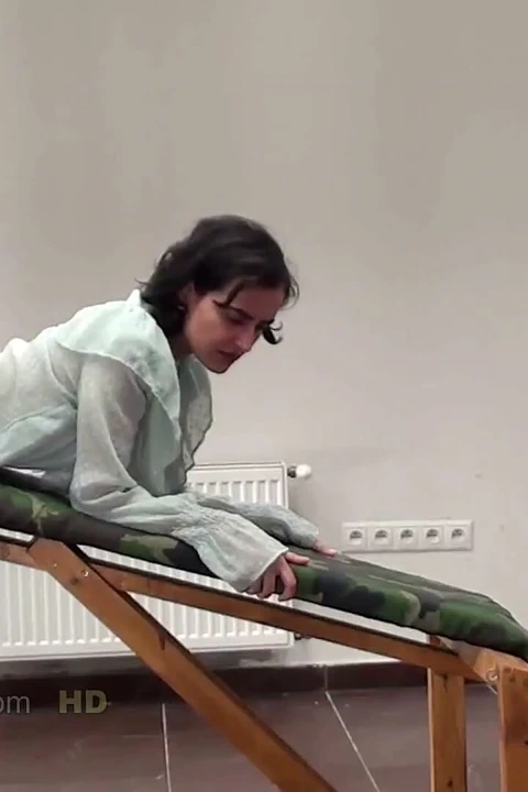 Yasmeena hapishanede götünü kırbaçlıyor