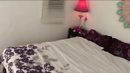 Yumuşak dudaklı genç üvey kız büyük stedaddy yarağıyla genişletiliyor