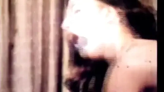 Seksi ateşli kız klasik bir sahnede büyük bir yarağa biniyor