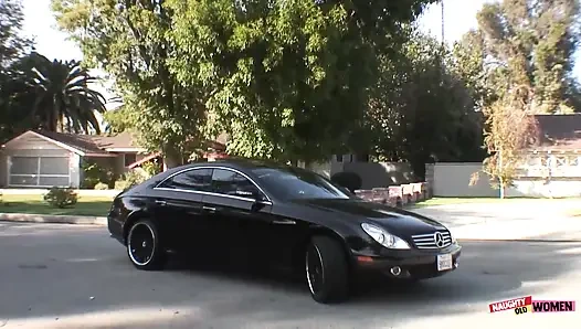 Olgun götü nitelikli bir saksodan sonra siyah bir adam tarafından sikiliyor