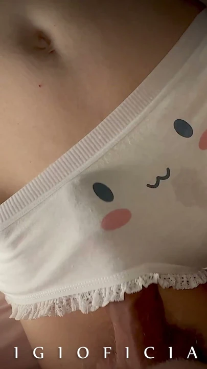 Aşırı yakın çekim: orta yaşlı seksi kadın domalarak duruyor. Göt deliğinden hoşlanmanın tadını çıkarmanı istiyor! | Klip 3