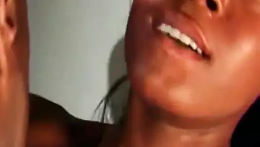 Koyu saçlı inanılmaz ateşli görünümlü zenci kadın sikişten sonra döl yemeye bayılıyor