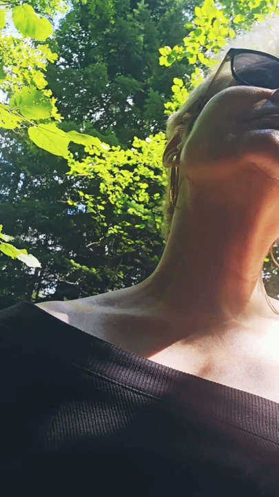 Olgun orta yaşlı seksi kadın ormanda emmek için bir yabancı arıyor ve ağzıma boşalana kadar onu iyice sıvazlıyor | Klip 1