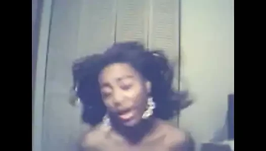 Morena sexy fazendo streptease