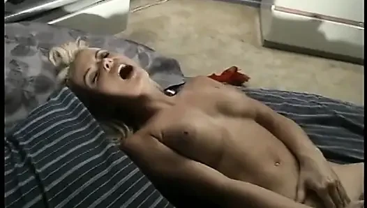 Muhteşem tatlı kız amının derinliklerinde büyük bir yarak hissini seviyor