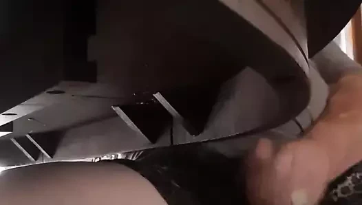 pov cum ile masanın altında mastürbasyon