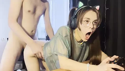 At kuyruklu kız öğrenci sikikleri ve bir video oyunu oynuyor