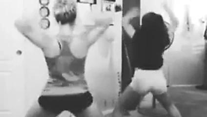 ben ve arkadaşım mina twerking