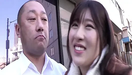 Public plaza kiss addict daha fazlası için yalvarıyor hareket halinde öpüşmeye devam ediyor sonra oral ve ağız bitiyor