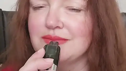 Kırmızılı sisli bayan, vaping