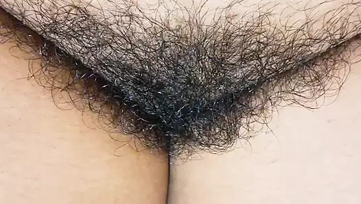 Ateşli desi hizmetçi karısı banyo yapmak için giderken yatak odasında yalnız ev sahibi tarafından sikiliyor