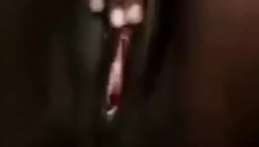 Islak amcığıma mastürbasyon yaparken neredeyse yakalanıyordum