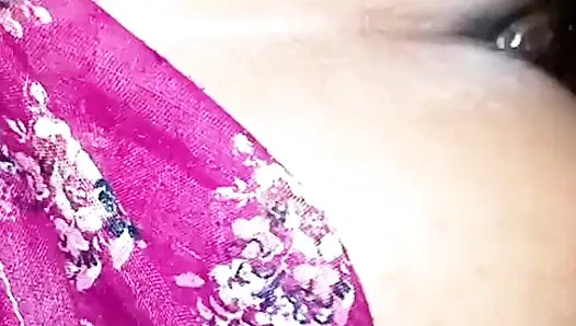 İnleyen Nepalli yenge evde kocasının önünde sikişiyor