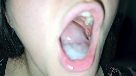 Amatör orta yaşlı seksi kadın kocasına anal seksten önce ve sonra sakso çekti ve 15 döl yutuyor