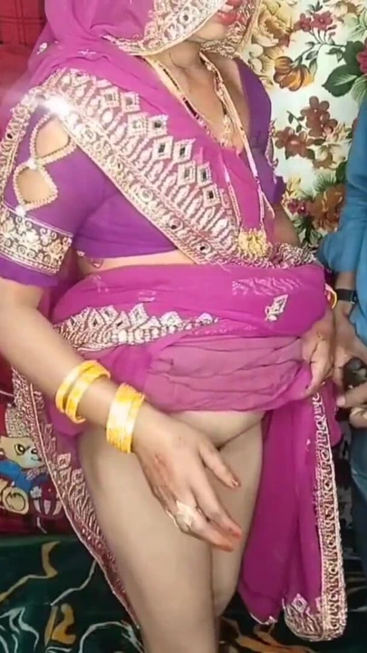 Seksi Hintli kadın üvey kız kardeşinin üvey oğlunu kısrağa dönüşerek ve onu kucağına kaldırarak ve yarağı içine koyarak sikiyor | Klip 1