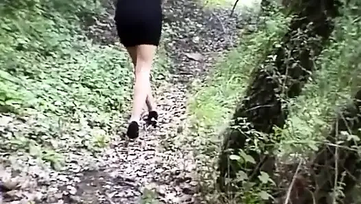 Yavru kedi açık havada işiyor
