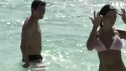 Büyük dik memeli ve kahverengi saçlı fahişe Regina Moon sikiliyor