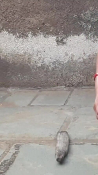 Kayınbiraderi eteğini açtı ve tamamen çıplak bir şekilde açık banyoda banyo yaptı. | Klip 1