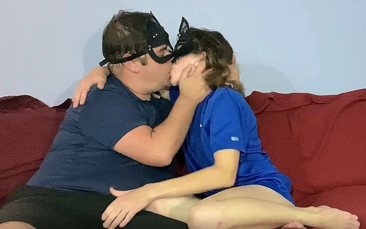 Kanepede tam sikiş ve Bay dölünü yiyor ateşli öpüşme