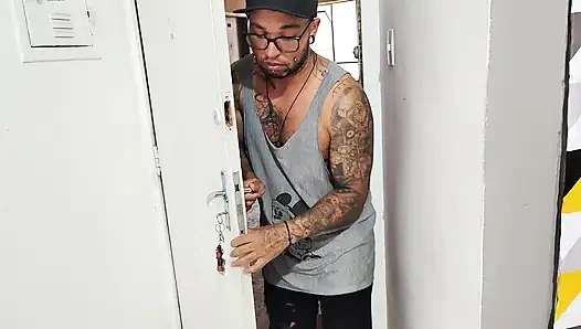 Brezilyalı evli kadın kocası izlerken korumasını baştan çıkarıyor