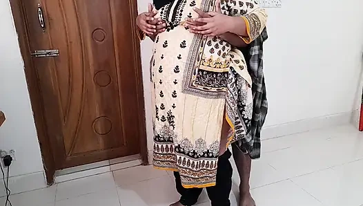 Ateşli Müslüman Arap hizmetçi sahibi tarafından sikiliyor