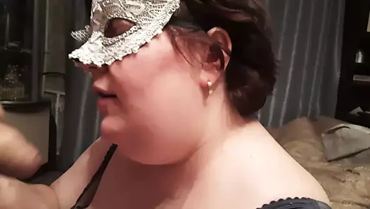 Sıcak kalın ve düzgün vücutlu sürtük mükemmel kafa verir ve ağzında lezzetli çük hoşlanır