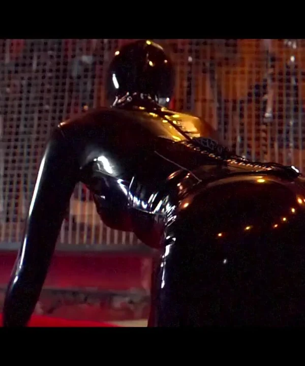 Esmer orta yaşlı seksi kadın dominatrix kapşonlu kölesini bağlıyor