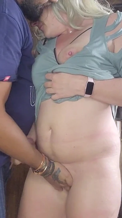 Волнующий момент из "Горячая блондинка трахается в киску в домашнем любительском видео"