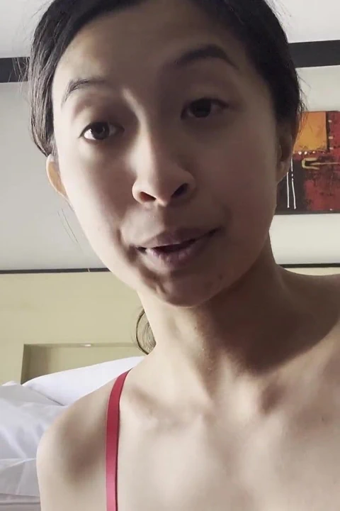 Kırmızı satenli ateşli Asyalı