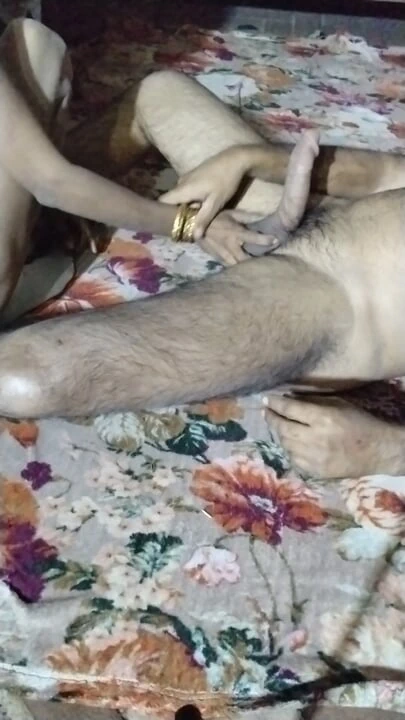 Üvey kız kardeş Saba Gaashti ilk kez eğleniyor