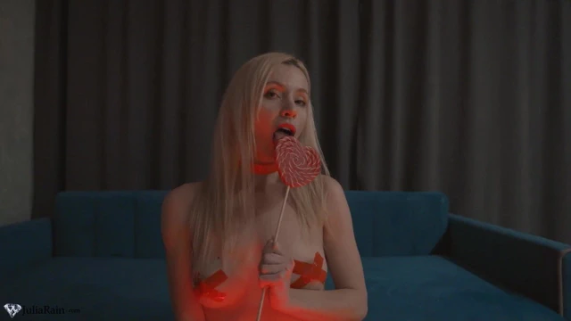 Güzel genç şeker yalıyor, parmak kedi için orgazm