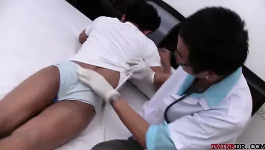 Asya twink eyersiz sikikleri doktor sonra oral seks ve sınav