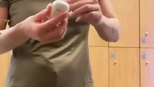 Seni benimle kadınların soyunma odasına götürüp duş alıyorum // bölüm 1