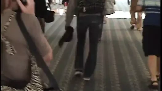 bacak bacak üstüne atarak yürümek