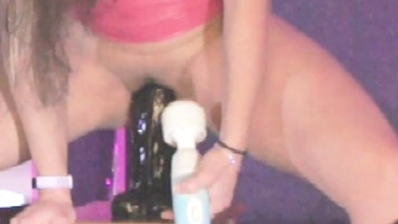 Tepegöz üzerinde cumming, büyük yapay penis ekleme