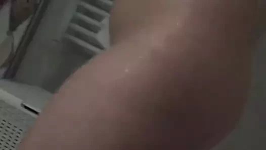 Evli kadın duşta memeler ve göt